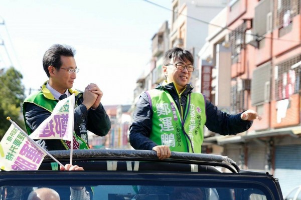 民進黨立委段宜康（右）陪同鄭運鵬在桃園掃街拜票。（鄭運鵬競選總部提供）