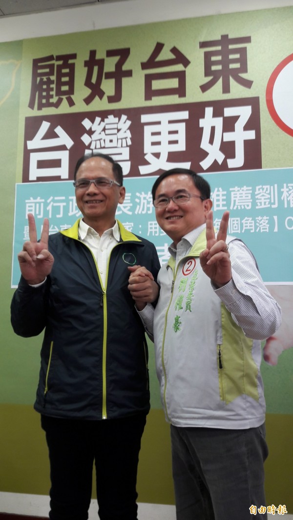 前行政院長游錫堃（左）今天到台東為劉櫂豪輔選。（記者黃明堂攝）