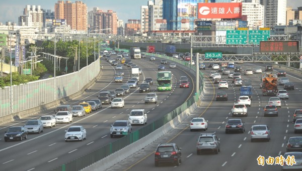 105年元旦3天連假即將到來，預估將有大量車潮湧上國道，示意圖。（資料照，記者黃志源攝）