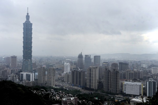 明天持續受東北季風影響，今晚起水氣增多，明天迎風地區降雨機率高，北部白天溫度16至18度，中南部高溫雖可達25、26度，但日夜溫差近10度。（資料照，記者趙世勳攝）