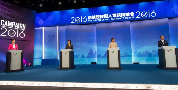 三立電視主辦「2016副總統候選人電視辯論會」，三黨副總統候選人徐欣瑩、王如玄與陳建仁參加，主播李天怡主持。（資料照，三立提供）