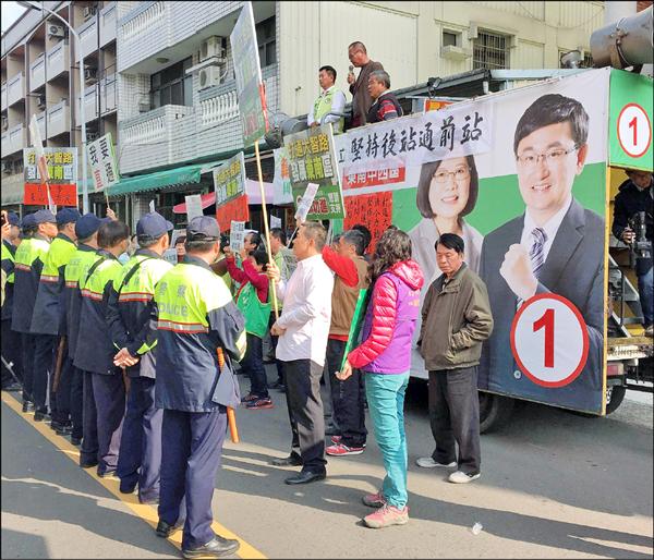 支持拆除學苑的議員鄭功進陣營動員宣傳車，雙方隔著警方叫陣。（記者張瑞楨翻攝）