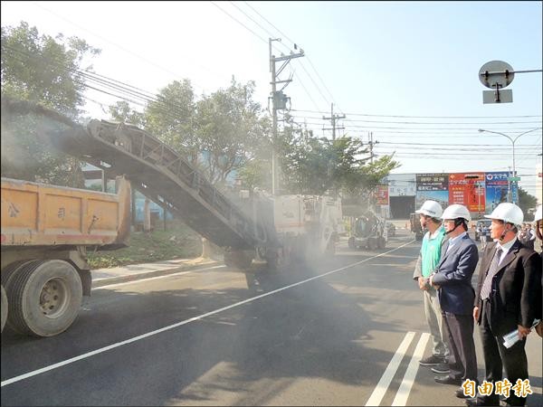 建設局昨視察沙鹿區正英路路面，要求包商刨除並重鋪。（記者歐素美攝）