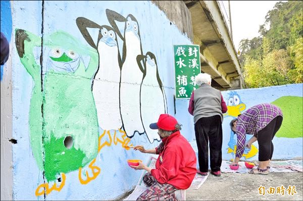 獅潭鄉公所推動老街彩繪計畫，邀請鄉內國中、小學子及樂齡中心的阿公、阿嬤，一起替老街及觀魚步道兩旁水泥牆面，換上七彩圖案新妝。（記者彭健禮攝）