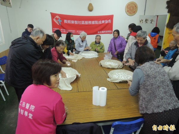 新竹縣天主教仁慈醫院「樂智學堂」社區服務，率先推動在地老化，今天舉辦成果發表會，大家一起搓湯圓同樂。（記者廖雪茹攝）