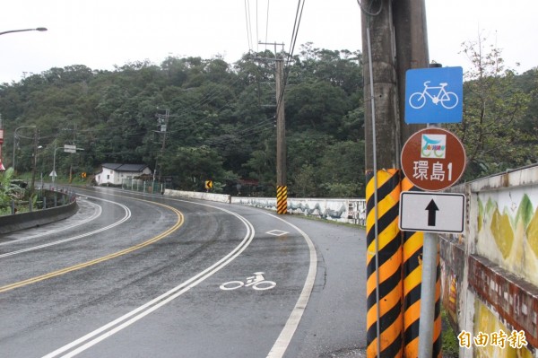 「自行車環島一號線」全長約968公里，在全台主要幹道沿線設置自行車專用標誌、標線導引。（記者林欣漢攝）