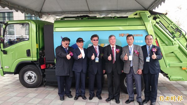 同均動能公司結合國內三家電動車製造公司打造出全亞洲首輛純電動垃圾清運車。(記者王俊忠攝) 同均動能公司結合國內三家電動車製造公司打造出全亞洲首輛純電動垃圾清運車。(記者王俊忠攝)