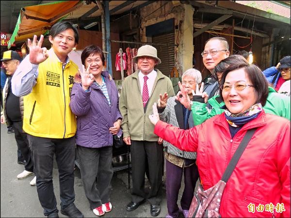 林義雄陪同黃國昌到汐止中正市場拜票，不少市民朋友要與黃國昌爭相合影。（記者俞肇福攝）