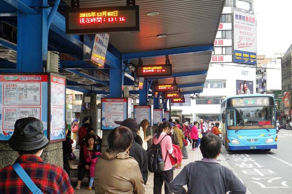 基隆市公車元旦凌晨陸續加開接駁車，輸運參加跨年活動的民眾。（記者盧賢秀攝）