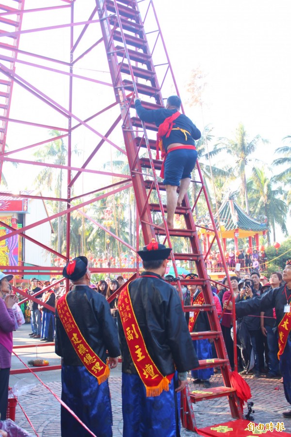 旗山雙龍寺舉辦十二年一科的建醮活動，爬刀梯則是睽違卅六再度舉辦。（記者陳祐誠攝）