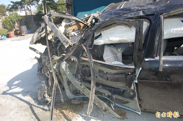 蘇姓男子座車車頭全毀，車體扭曲變形。（記者陳燦坤攝）