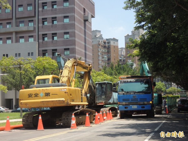 清大因進行共同管道工程，校園內常封路施工，被學生靠北為跳電大學及大時代施工，還把校訓自強不息KUSO為施工不息，學校強調工程是為長遠規畫，預計一百零七年完工。（記者洪美秀攝）