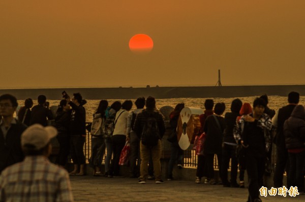 今天是2015年最後一天，高雄西子灣周遭風景區滿滿人潮觀賞夕陽送走2015（記者張忠義攝）