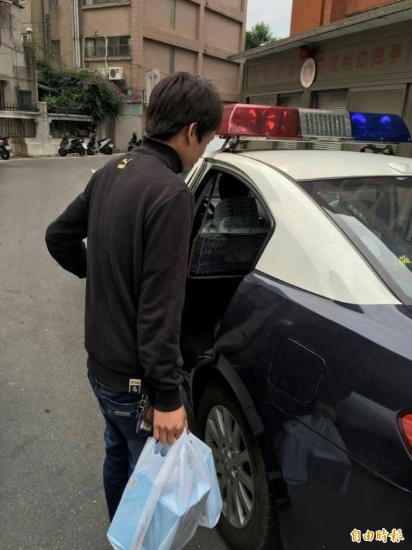 越南籍逃逸外勞阿俊在計程車司機的陪同下，前往警局自首。（記者姜翔攝）