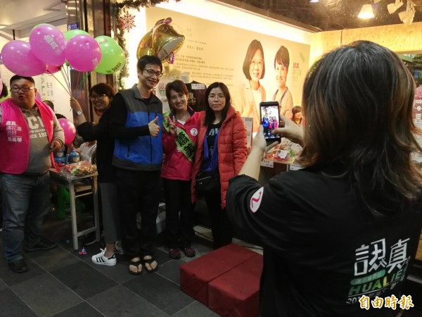 花蓮縣立委候選人蕭美琴跨年夜在總部前拜票，許多參加晚會的民眾爭相合照。（記者王錦義攝）