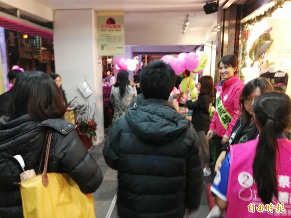 花蓮縣立委候選人蕭美琴跨年夜在總部前拜票，許多參加晚會的民眾爭相合照。（記者王錦義攝）