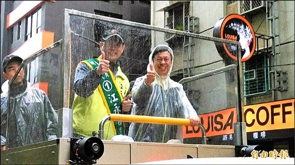 陳建仁（右）陪同江永昌冒雨車隊掃街。（記者翁聿煌攝）