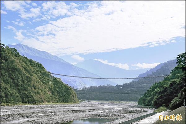 山川琉璃吊橋截至昨天已逾兩萬三千觀光人次，元旦連假預估將再掀觀光熱潮。（記者邱芷柔攝）