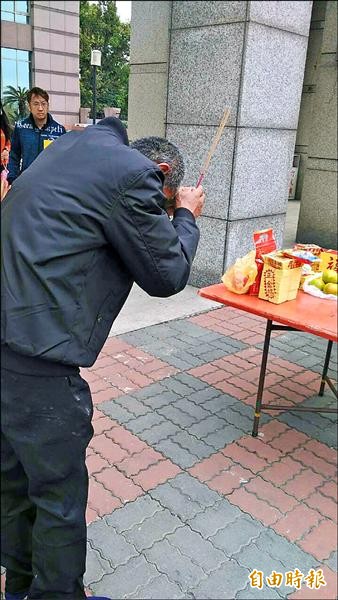 佘男起初聽到母親去世的消息，裝做不以為意，直到胞弟帶著他去上香，跟亡母說「帶阿兄來看你了」，佘男才流下眼淚。（記者王捷攝）