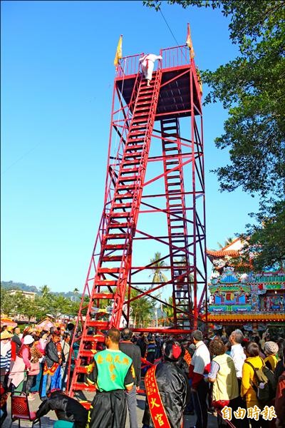 旗山雙龍寺舉辦十二年一科的建醮活動，爬刀梯則是暌違卅六年再度舉辦。（記者陳祐誠攝）