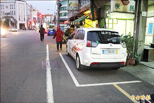 彰化縣是少數仍未實施路邊停車收費的縣市，最快明年下半年起，彰化市、員林市、鹿港鎮共3鎮市，交通流量大的重要道路，路邊停車要付費。（記者張聰秋攝）