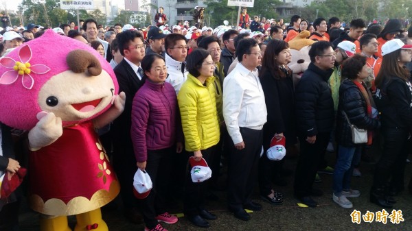 民進黨總統候選人蔡英文（中）在桃園參加升旗典禮。（記者周敏鴻攝）