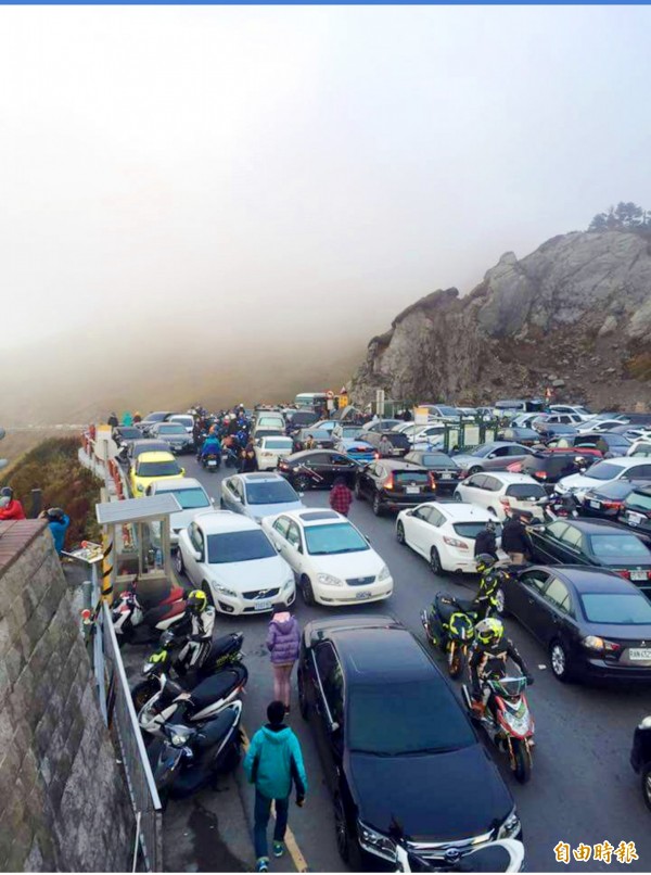 網友Shun-Wen  Cheng把合歡山公路變停車場的照片PO上爆料公社臉書，網友大嘆路難行。（圖擷自爆料公社臉書）