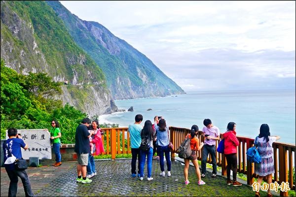 清水斷崖今起連三天禁停遊覽車進入，僅能暫停崇德、大清水遊憩區等兩地。（記者王峻祺攝）