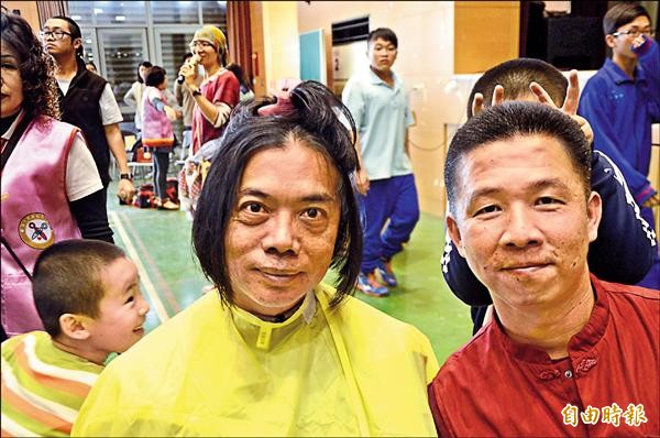 蓄髮3年，蕭俊民（左）、陳宏綸把長髮捐出做癌友的假髮，落髮後的模樣。（記者顏宏駿攝）