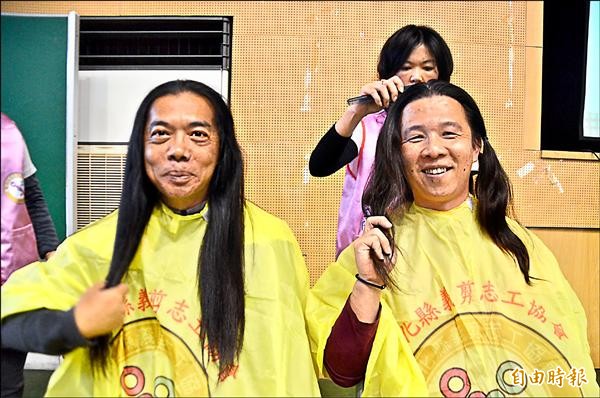 蓄髮3年，蕭俊民（左）、陳宏綸把長髮捐出做癌友的假髮。（記者顏宏駿攝）