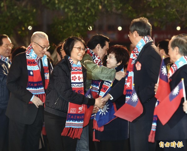 馬英九出乎意料的也獻上擁抱，只見洪秀柱稍稍往後閃避，似乎有點嚇到。（記者方賓照攝）