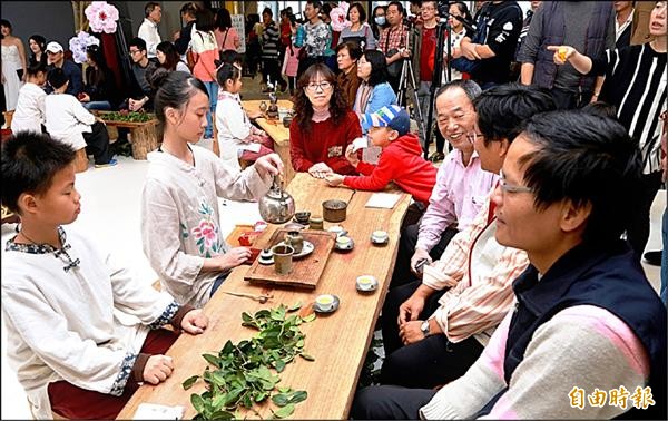 太和國小的小小泡茶師在故宮南院表演茶藝，座無虛席。（記者余雪蘭攝）