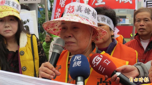 新莊阿嬤想到將被政府迫遷，離開居住一輩子家園，不禁悲從中來。（記者陳鈺馥攝）