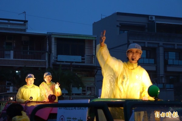 陳亭妃和妹妹陳怡珍冒雨掃街，誠意感動選民（記者黃文鍠攝）