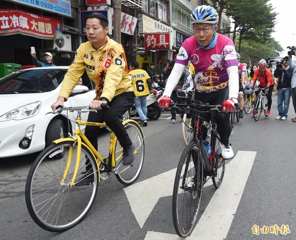 柯文哲今日與林昶佐騎單車掃街，柯文哲表示台灣立委看起來「太舊了」，同樣的產品在市場賣太久，台灣缺少創新，需要「翻轉」一下。（記者廖振輝攝）