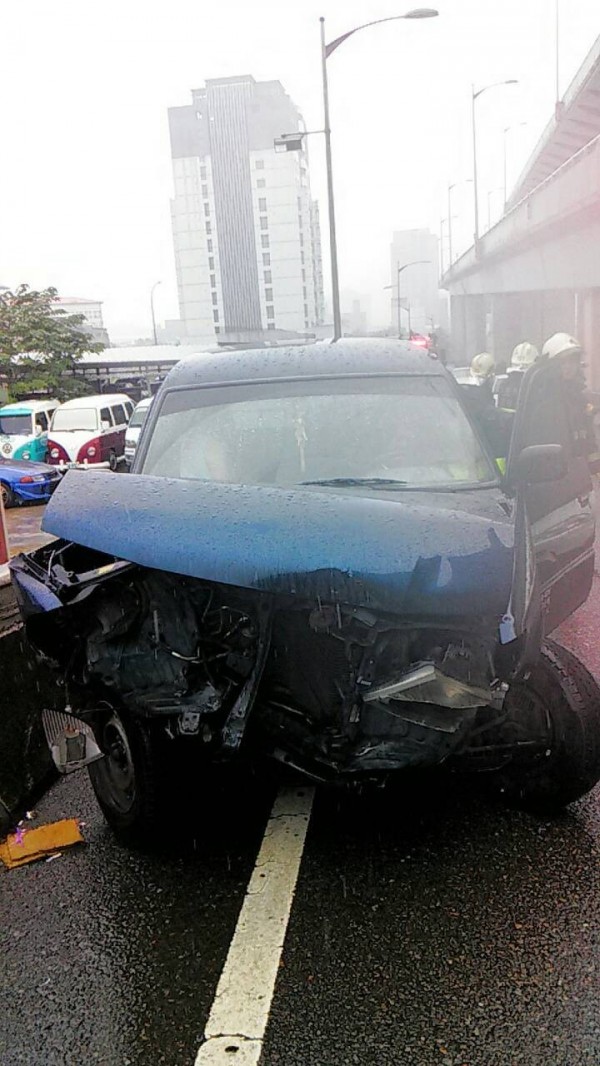 休旅車車頭幾近全毀。（記者曾健銘翻攝）