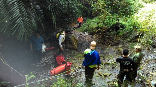 警消獲報後，消防隊出動3車4人、義消5人、山青5人前往搜尋搶救，約於11點在山路旁陡坡下找到吳男。（屏東縣消防局提供）