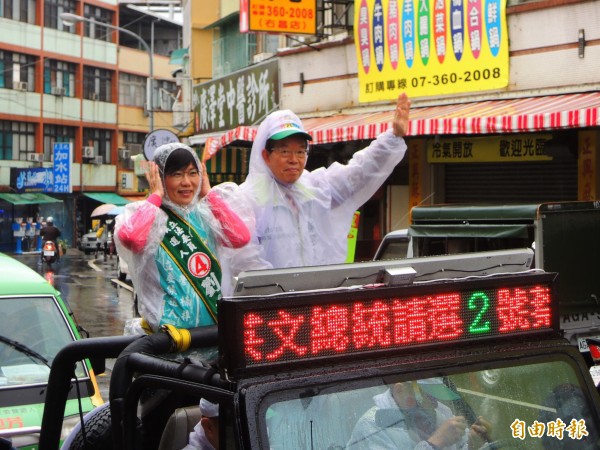 謝長廷到楠梓區右昌陪同立委候選人劉世芳掃街，兩人冒雨於吉普車上揮手。（記者黃旭磊攝）