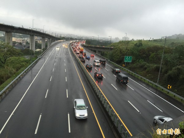 北返車流湧上國道，南下、北上「兩樣情」。（記者曾鴻儒攝）