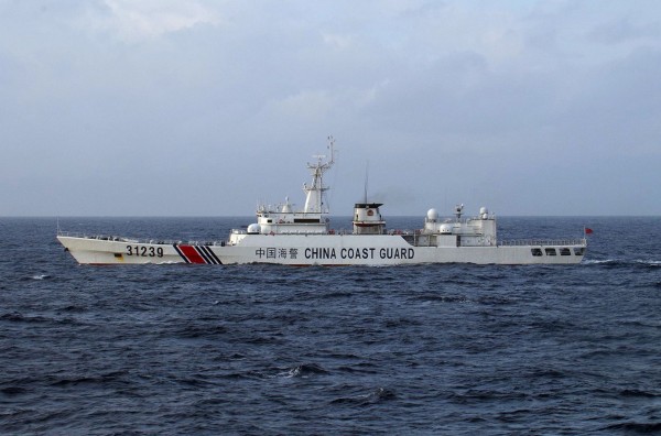 日本官方指出，今日再度發現有4艘中國的海警船於釣魚台海域附近出沒，且其中1艘疑似配備機關砲。圖為日前出沒在該海域的中方船隻「海警31239」。（資料照，法新社）