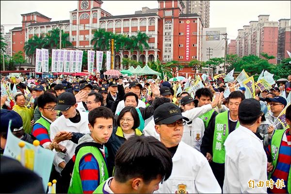 民進黨總統候選人蔡英文昨到桃園站台，湧入三千多位民眾冒雨相挺，蔡英文呼籲民眾再用選票給國民黨教訓，讓他們好好反省。（記者林近攝）