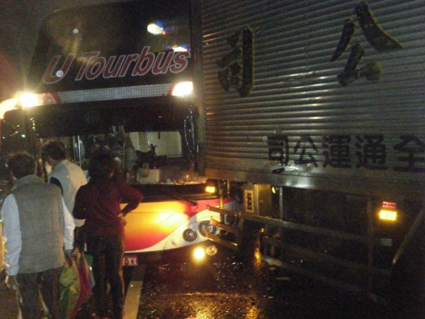大貨車與遊覽車昨晚在西濱快速道路發生追撞。(記者湯世名翻攝臉書) 大貨車與遊覽車昨晚在西濱快速道路發生追撞。(記者湯世名翻攝臉書)