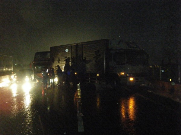 大貨車與遊覽車昨晚在西濱快速道路發生追撞。(記者湯世名翻攝臉書) 大貨車與遊覽車昨晚在西濱快速道路發生追撞。(記者湯世名翻攝臉書)
