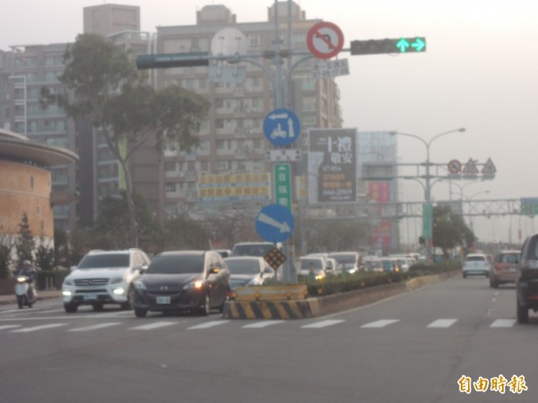 新竹縣竹北市自強南路與文興路口壅塞，且容易發生交通事故，縣府準備擴大自強南路的機車停等區的範圍，希望能強化騎士的行車安全。（記者廖雪茹攝）