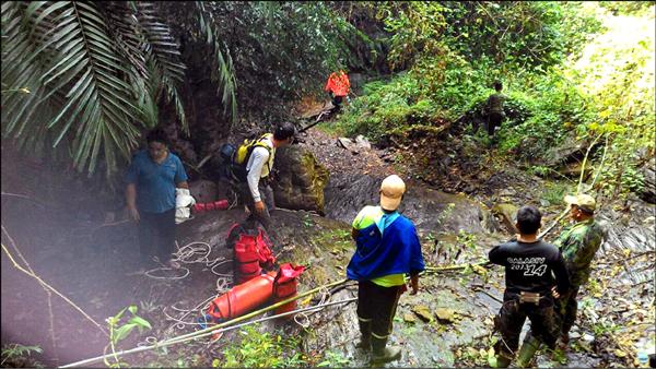 警消獲報後，消防隊出動3車4人、義消5人、山青5人前往搜尋搶救，約於11點在山路旁陡坡下找到吳男。（屏東縣消防局提供）