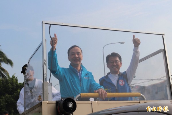 國民黨總統候選人朱立倫（右）陪同黨籍立委候選人吳威志車隊掃街。（記者詹士弘攝）