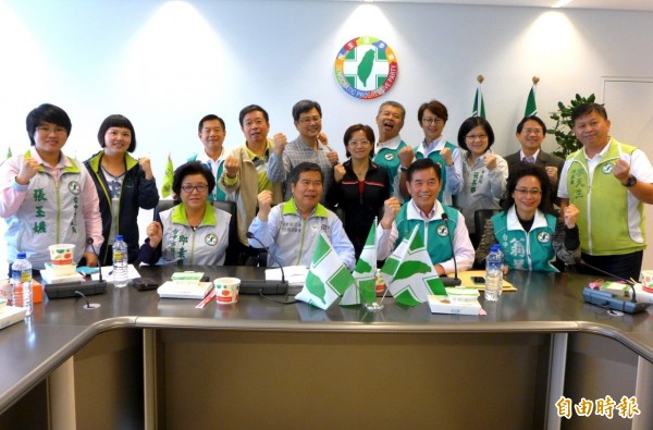 台中市議會民進黨團議員一致支持召開臨時會。（記者張菁雅攝）