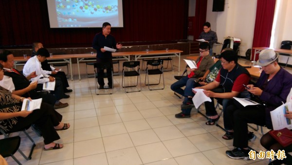 埔里鎮長周義雄（中）向埔里高工家長丶校友會及關心的網友代表同意自6日起，恢復專人與專車進學校收運垃圾。（記者佟振國攝）