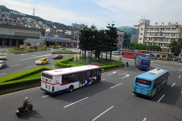 基隆、台北間第二條快捷公車「暖暖─南港線」，最快今年中上路。（資料照）