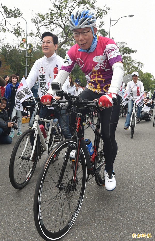 圖為台北市長柯文哲（右）雙城計畫首都練習曲2日從台北市立動物園出發，並陪同無黨籍李慶元（左）等多位立委候選人，以騎自行車的方式繞行市區。（資料照，記者廖振輝攝）